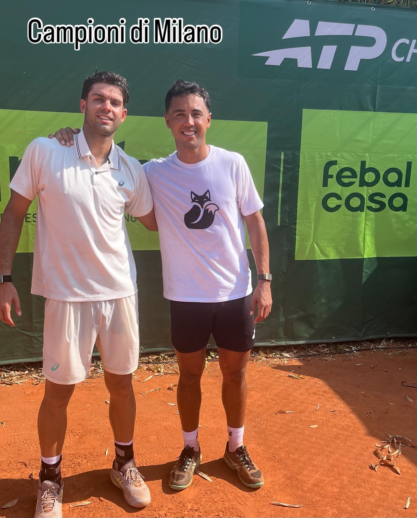 🎾 Due campioni dell’Aspria Tennis Cup Trofeo BCS, insieme sul campo.

Il vincitore del 2019, Hugo Dellien, e il campione del 2023, Facundo Díaz Acosta, oggi si allenano fianco a fianco sui campi dell’Aspria Harbour Club.

Un’immagine che racconta la storia e il prestigio del nostro torneo, pronto a tornare dal 28 giugno al 5 luglio a Milano con una nuova edizione ricca di grande tennis e di protagonisti internazionali.

Non perdere l’occasione di vivere lo spettacolo dal vivo: i biglietti sono disponibili su TicketOne!

🎟️ Acquista ora il tuo posto e vieni a tifare i campioni dell’Aspria Tennis Cup Trofeo BCS.
@febalcasa_official @dontcallmebase @latteriasorrentina @coverlit__ @bcs_srl @aspria_harbourclub @regionelombardia.official 
#AspriaTennisCup #ATPChallenger #Milano #HarbourClub #Tennis #RoadToMilano #TicketOne